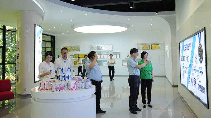 世界中醫藥學會聯合會醫療機構管理專業委員會領導蒞臨洛斯特制藥考察調研